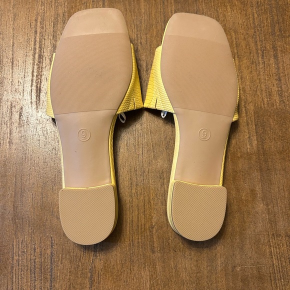 a new day Yellow Snakeskin Slip On Sandals Size 9 NWOT - Picture 4 of 6